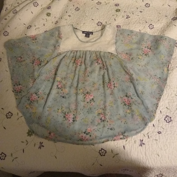 Butterfly Style Floral Lace Blouse - Picture 3 of 4